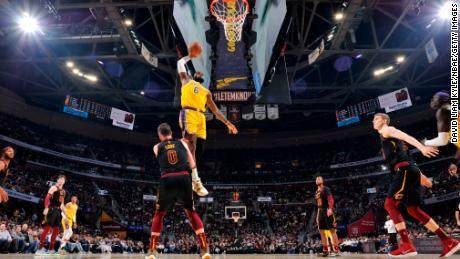 1647954624946084497.jpg 220322060137-03-lakers-cavaliers-032122-restricted-large-169.jpg