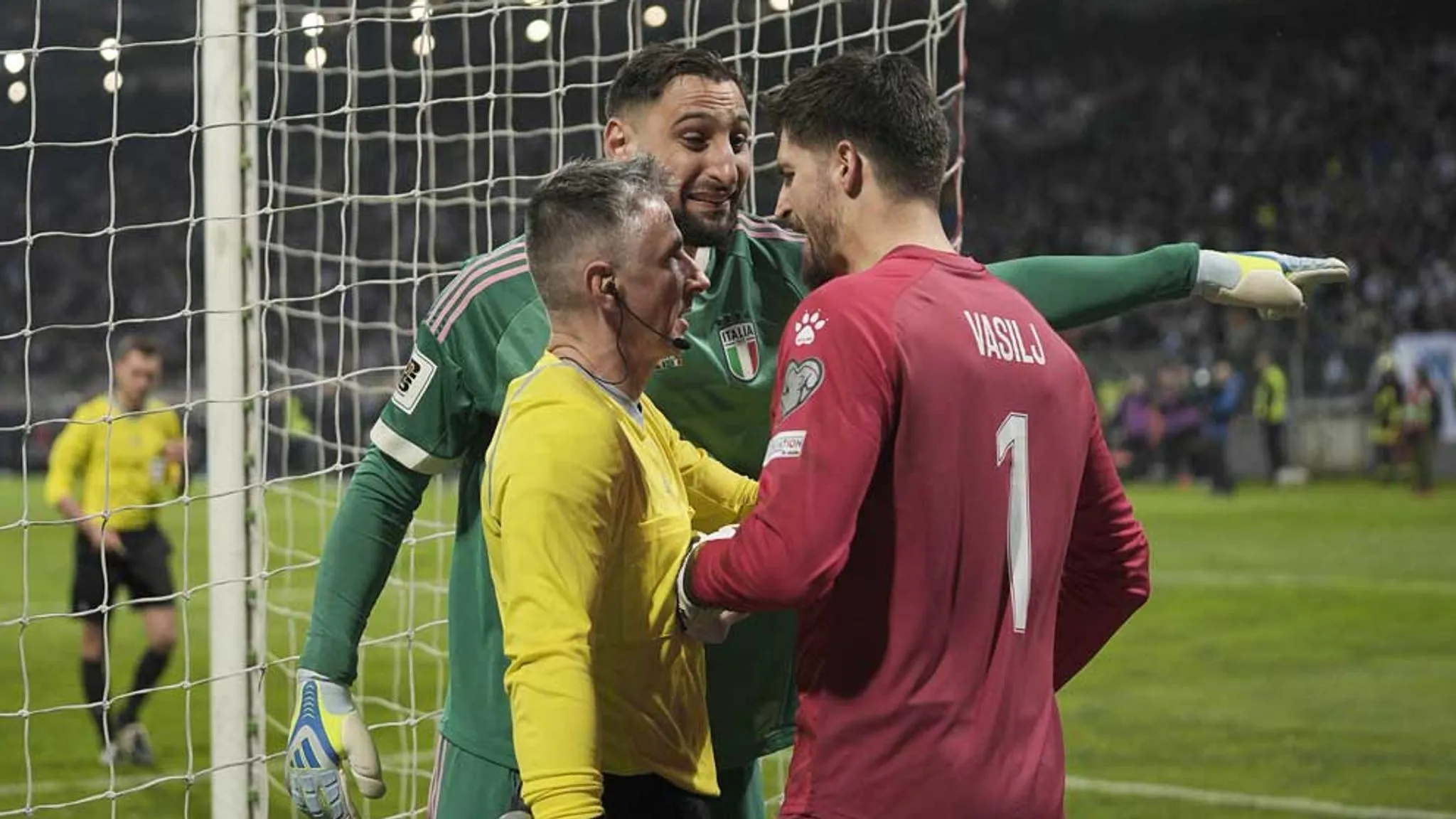 pp电子试玩-多纳鲁马试图撕毁对方门将小纸条，波黑媒体表达强烈不满